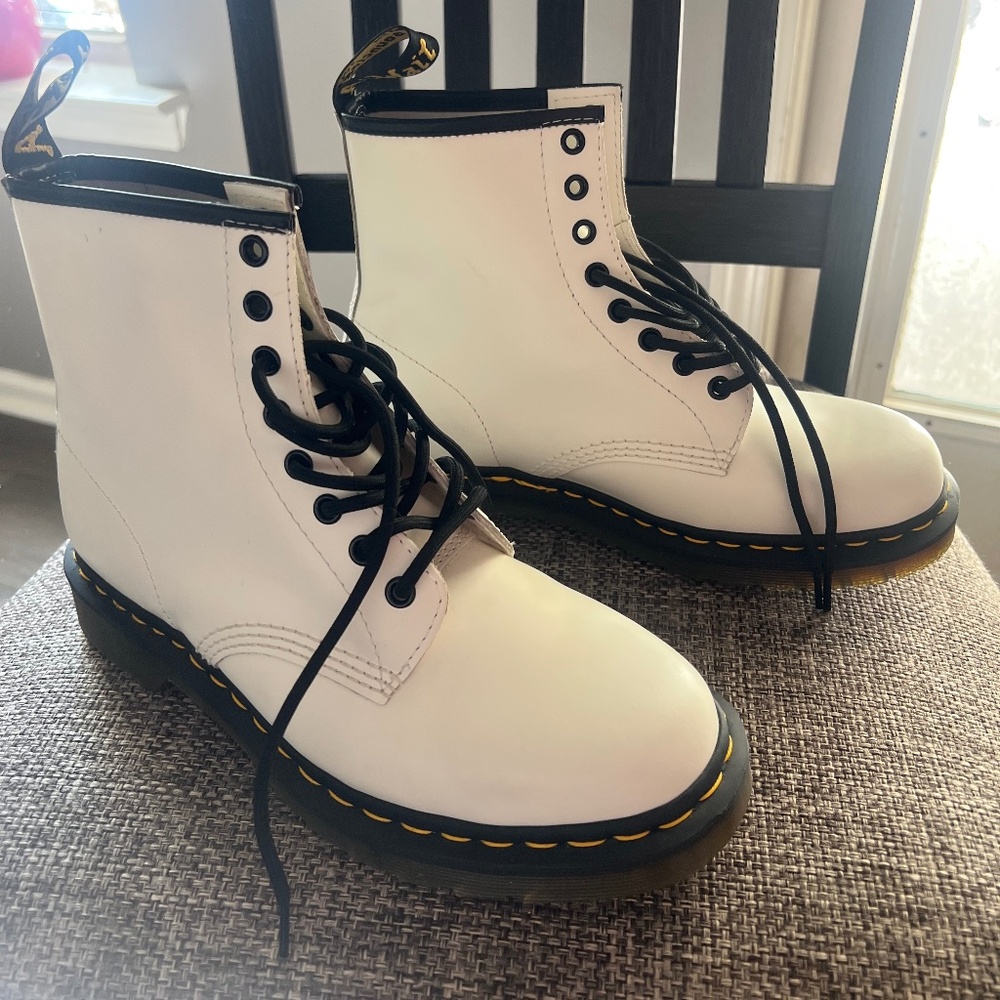 Dr. Martens 1460 smooth leather lace up boots white size 9